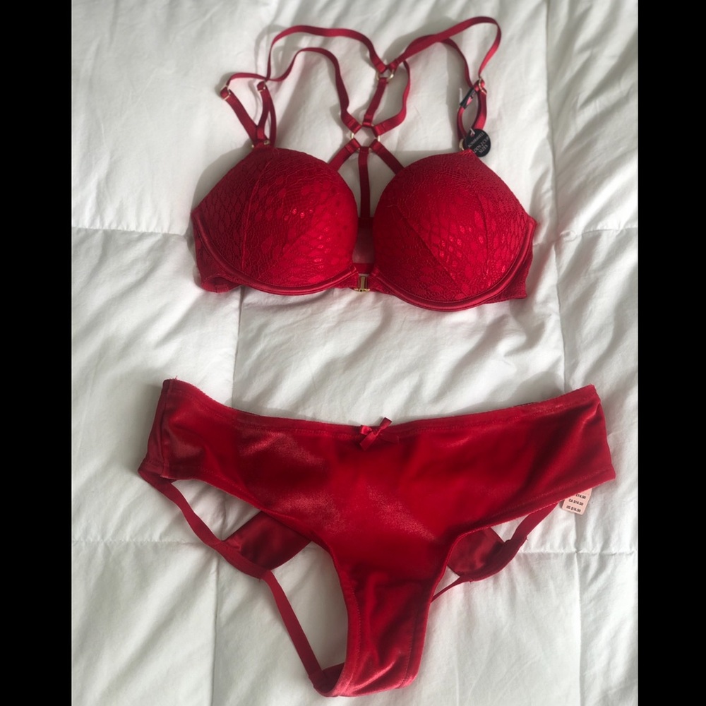 Victoria’s Secret Bombshell Plunge Bra/Panty Set